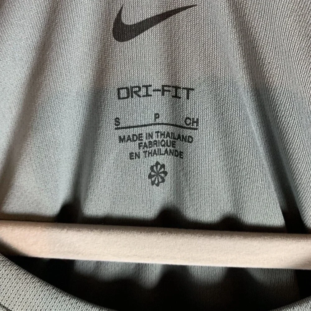 Nike Swoosh Fly Basketball‎ Jersey Womens Small Gray Dri-Fit Legend 7095